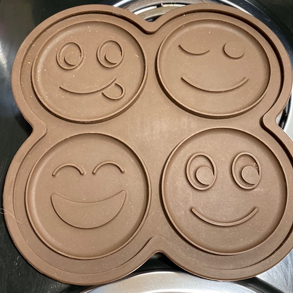 New—never used Pampered Chef cookie/brownie silicone maker - Picture 1 of 3